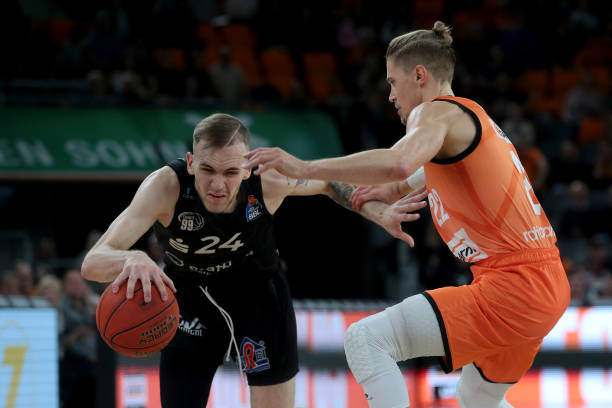 位吸引防守 位吸引防守